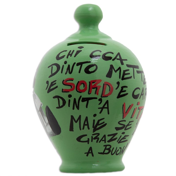 Salvadanaio verde con Pulcinella e frase in napoletano con tappo di chiusura trasparente