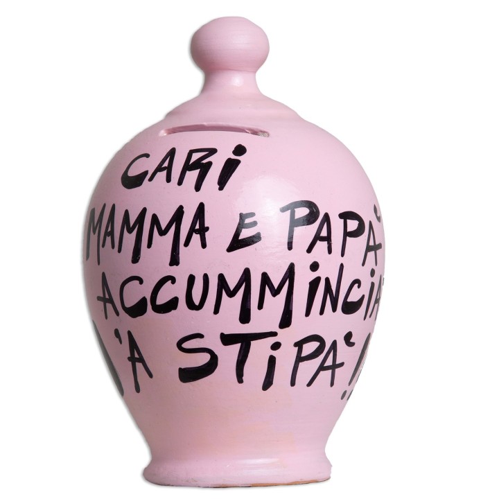 Salvadanaio rosa con Pulcinella e frase in napoletano con tappo di chiusura trasparente