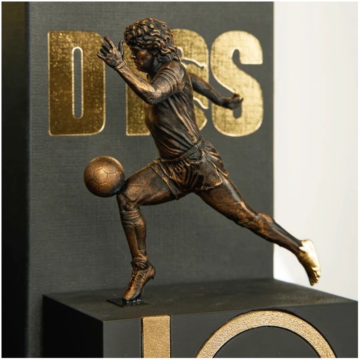 Statua Diego Maradona con piede in calco originale immortalato in edizione limitata